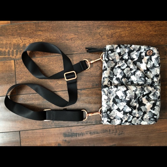 SOLD☹️HP🎉NWOT Lululemon Hip to be Free Bag - Picture 2 of 6